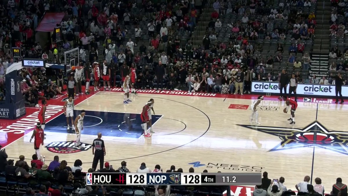 Aaron Holiday gets to the lane for the Rockets lead 🙌

