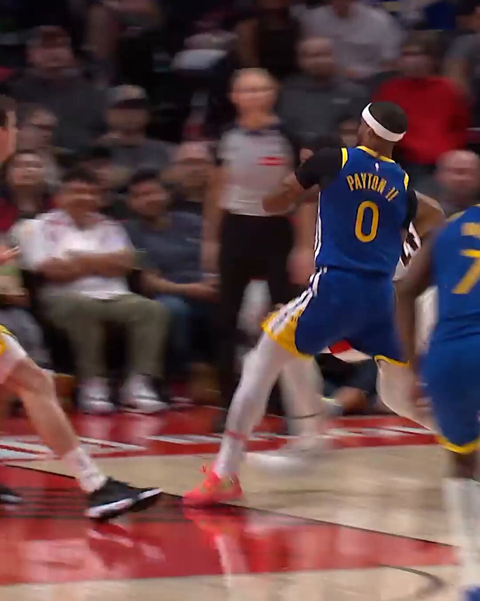 Hansen Yang with the pass-fake gets him the wide-open three 🙌

(via @trailblazers)

