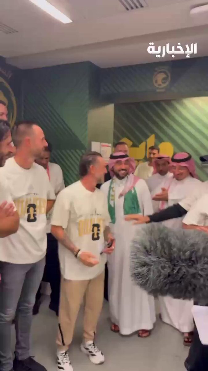 فيديو | بعد التأهل ل كأس العالم 2026.. وزير الرياضة يحتفل مع لاعبي المنتخب السعودي #الاخضر_الي_كاس_العالم_2026 
