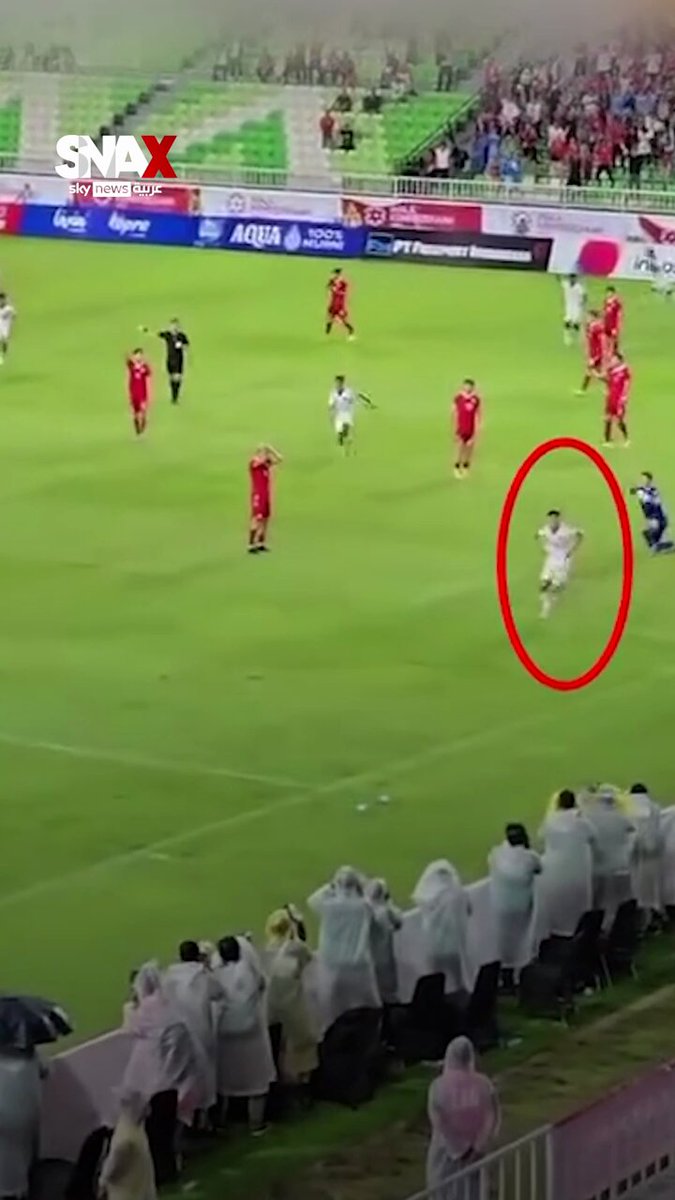 في مشهد طريف وغريب ميرزا فيرجات من منتخب إندونيسيا تحت 17 عامًا احتفل بهدفه بالقفز فوق اللوحات الإعلانية وسقط في حفرة عمقها أكثر من 3 أمتار، لكنه نجا واستمر باللعب حتى الدقيقة 59 #سناكس_سوشال 