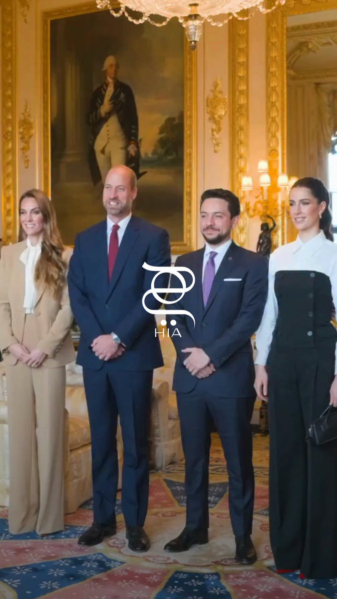 استقبلت الأميرة كيت مع زوجها الأمير ويليام الأمير حسين والأميرة رجوة من الأردن اليوم في قلعة وندسور. تألّقت كيت ميدلتون ببزة رسمية باللون البيج نسّقتها مع قميص أنيق، بينما اختارت الأميرة رجوة جمبسوت كلاسيكي من دون أكمام مع قميص أبيض.. هل أحببت إطلالتيهما؟ #مجلة_هي 