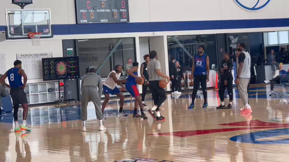Justin Edwards with a couple of buckets in 1-on-1 work afterward as he draws a lot of cheers from Joel Embiid #Sixers 