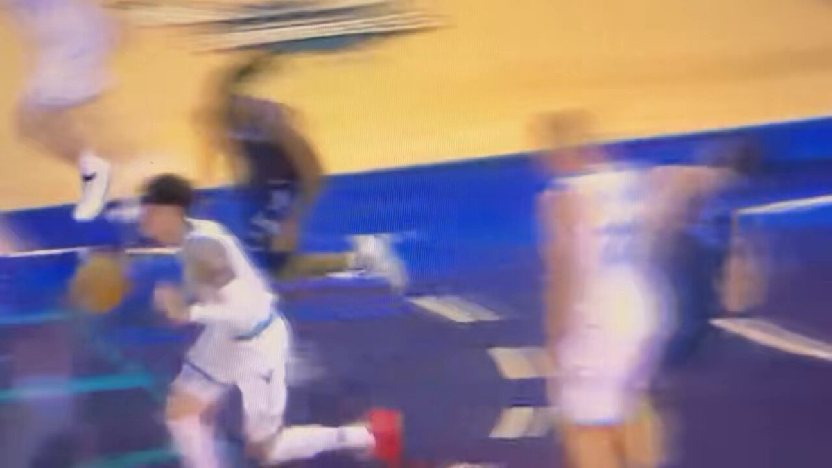hornets are clowning the grizzlies, lamelo with the nutmeg then alleyoop 
