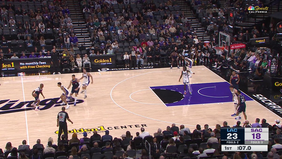 CP3 1Q BUZZER-BEATER THREE 🔥

Clippers lead Kings on NBA League Pass! 