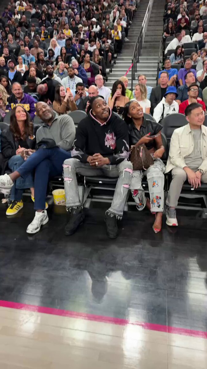Superman is in the building 🤩

@DwightHoward courtside for Mavs/Lakers! 