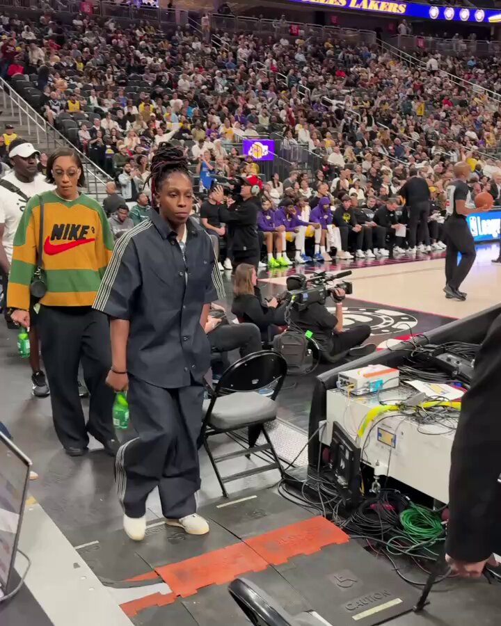 WNBA CHAMPS IN THE HOUSE ♠️🏆

The @LVAces representing in Vegas for Mavericks/Lakers action! 