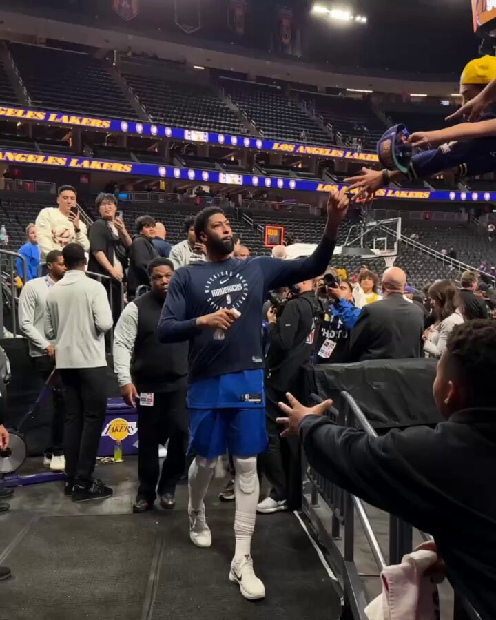 This young fan's reaction is everything 🥹

AD helping make memories after the Mavs' W in Vegas! 