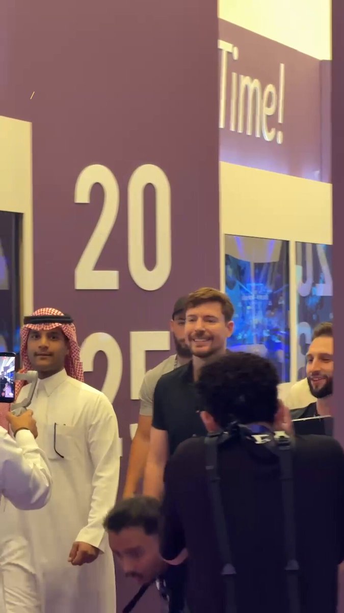 مستر بيست وآي شو سبيد يجتمعان في جلسة بعنوان "من البث إلى العالمية: المواهب الجديدة في النجومية العالمية" ضمن فعاليات Joy Forum 2025 في الرياض، جلسة تناولت رحلة صنّاع المحتوى من المنصات الرقمية إلى النجومية حول العالم 