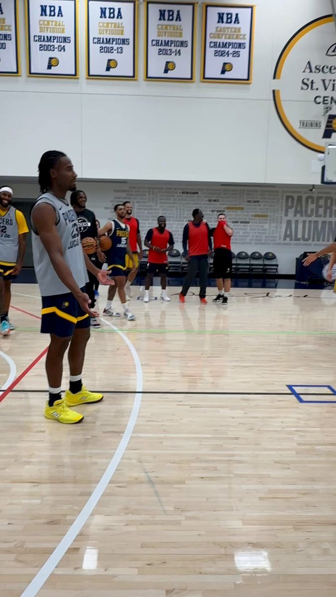 this year's class of rookies are keeping the tradition alive of singing happy birthday to the squad on their big day 🎤

hbd, Aaron. 