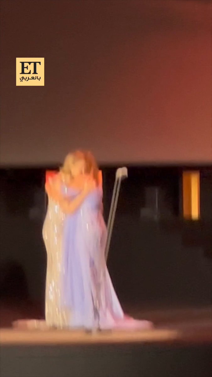يسرا تتدخل بسرعة لتساعد منة شلبي بعد أن انفتح فستانها بموقف محرج على المسرح أثناء تسلّمها الجائزة في مهرجان الجونة السينمائي 