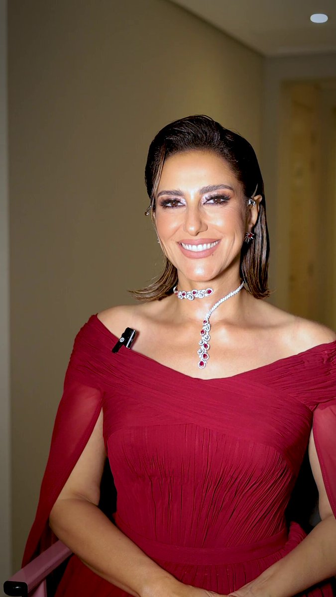 سيدتي ترصد تفاصيل إطلالة الفنانة حنان مطاوع قبل ظهورها على السجادة الحمراء في افتتاح الدورة الثامنة لمهرجان الجونة السينمائي، بفستان برغندي أنيق يجمع بين البساطة والرقي. #سيدتي_في_الجونة 