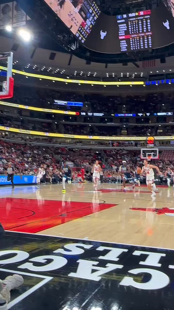 Matas took one dribble at the three-point line and dunked this 🤯 @BuzelisMatas 