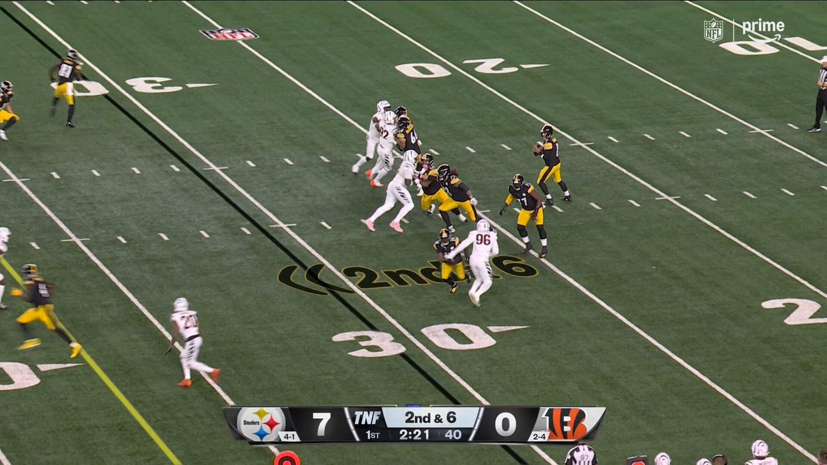 Rodgers is just messing around back there.

PITvsCIN on Prime Video
Also streaming on @NFLPlus 
