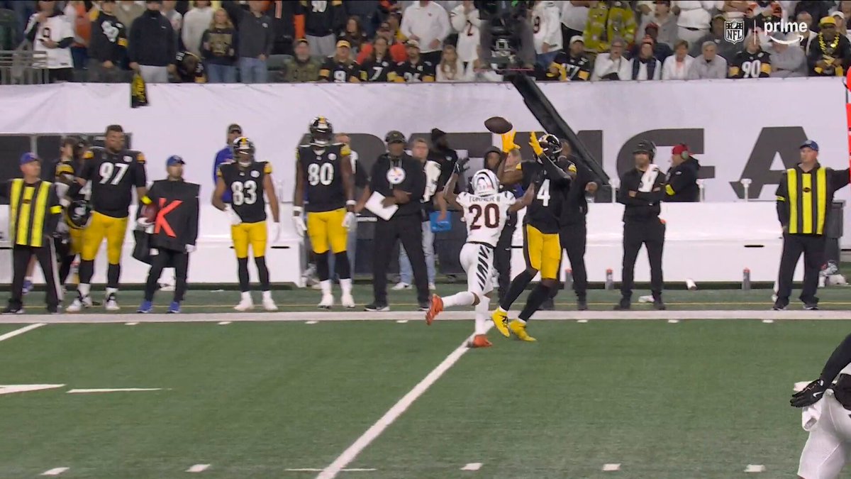 Rodgers gets picked off by DJ Turner II to give the ball back to Cincinnati👀

(via @NFL )
