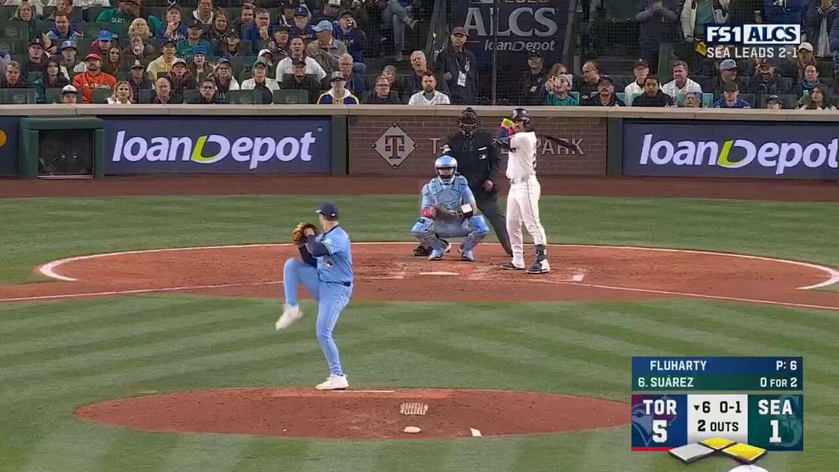 Eugenio Suárez drives in a run for the Mariners as Addison Barger cuts down Josh Naylor at third base to end the inning 😮 