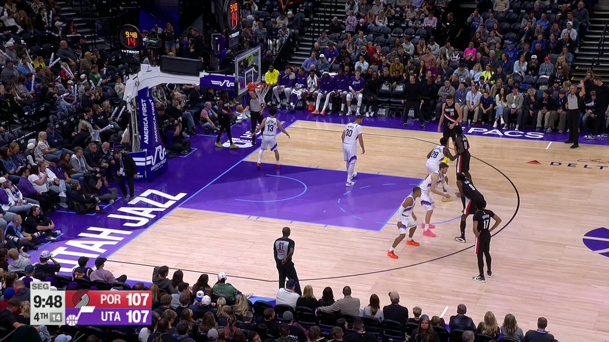 3 triples in 3 minutes of 4Q play for Jrue Holiday 🔥

His latest puts Portland in front on the road! 