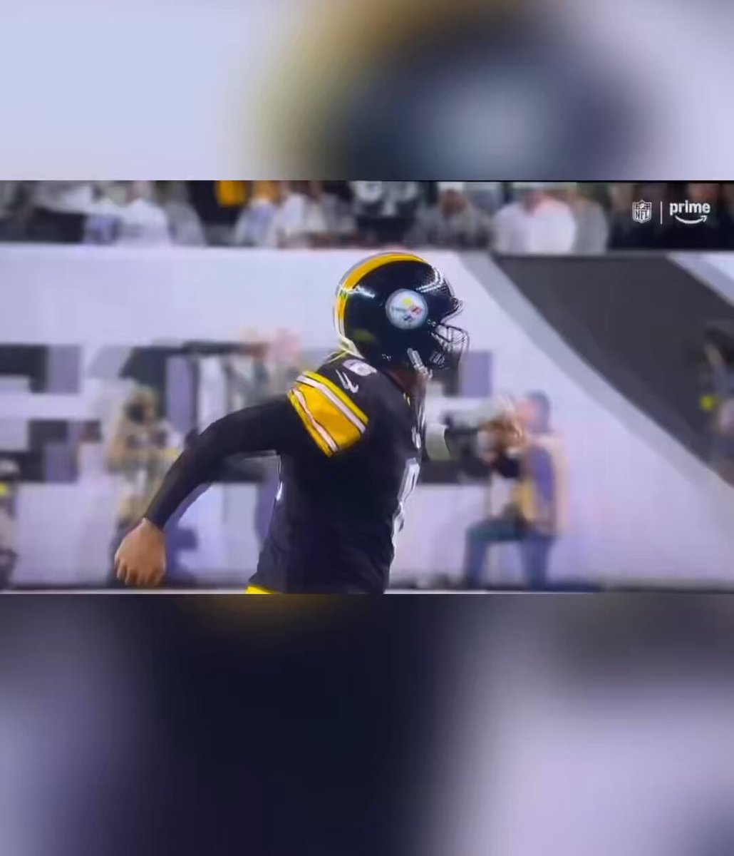 Aaron Rodgers tells Broderick Jones “get the f*ck off me.” after Jones tackles him to the ground while celebrating. 