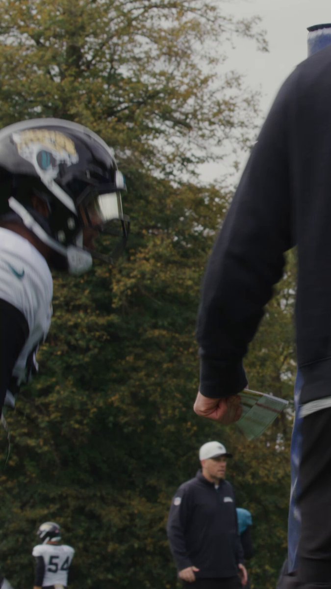 Cheers mate!

@Bigsmoot_94 on the microphone during his "jolly good session" 😂

@FarahandFarah | #LARvsJAX 