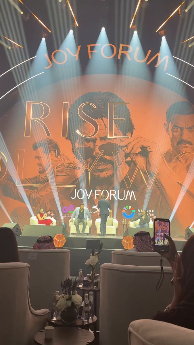 سلمان خان، شاروخان وعامر خان في لقاء نادر جمعهم في JoyForum2025. غنوا معًا، وقام سلمان بالرقص وسط تفاعل الجمهور 