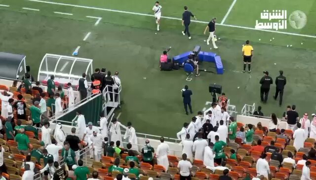 لاعبو الأهلي غادروا مباشرة عند صافرة النهاية، لم يذهب ولا لاعب لتحية الجماهير. #الأهلي_الشباب 