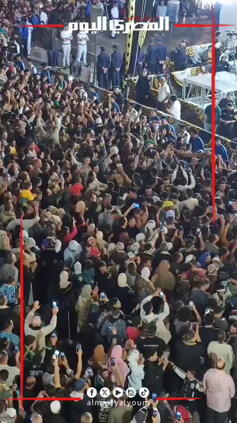 الكل سارح في ملكوته.. مريدُو شيخ العرب يحتفلون بالليلة الأخيرة من مولده بإنشاد محمد ياسين التهامي. تصوير: أحمد النوبي 