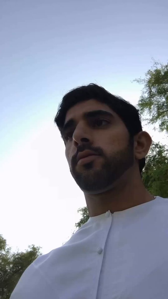 حمدان بن محمد يداعب أسداً في فيديو رائع نشره عبر انستجرام #صحيفة_الخليج 