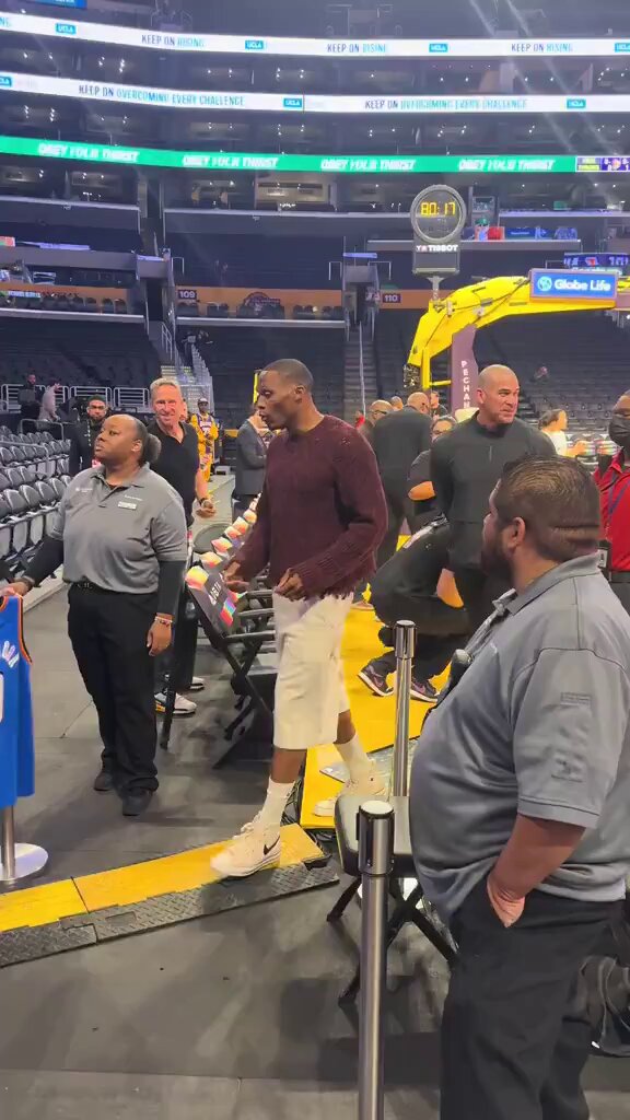 Westbrook signing everything but the Lakers jersey is wild 💀

 