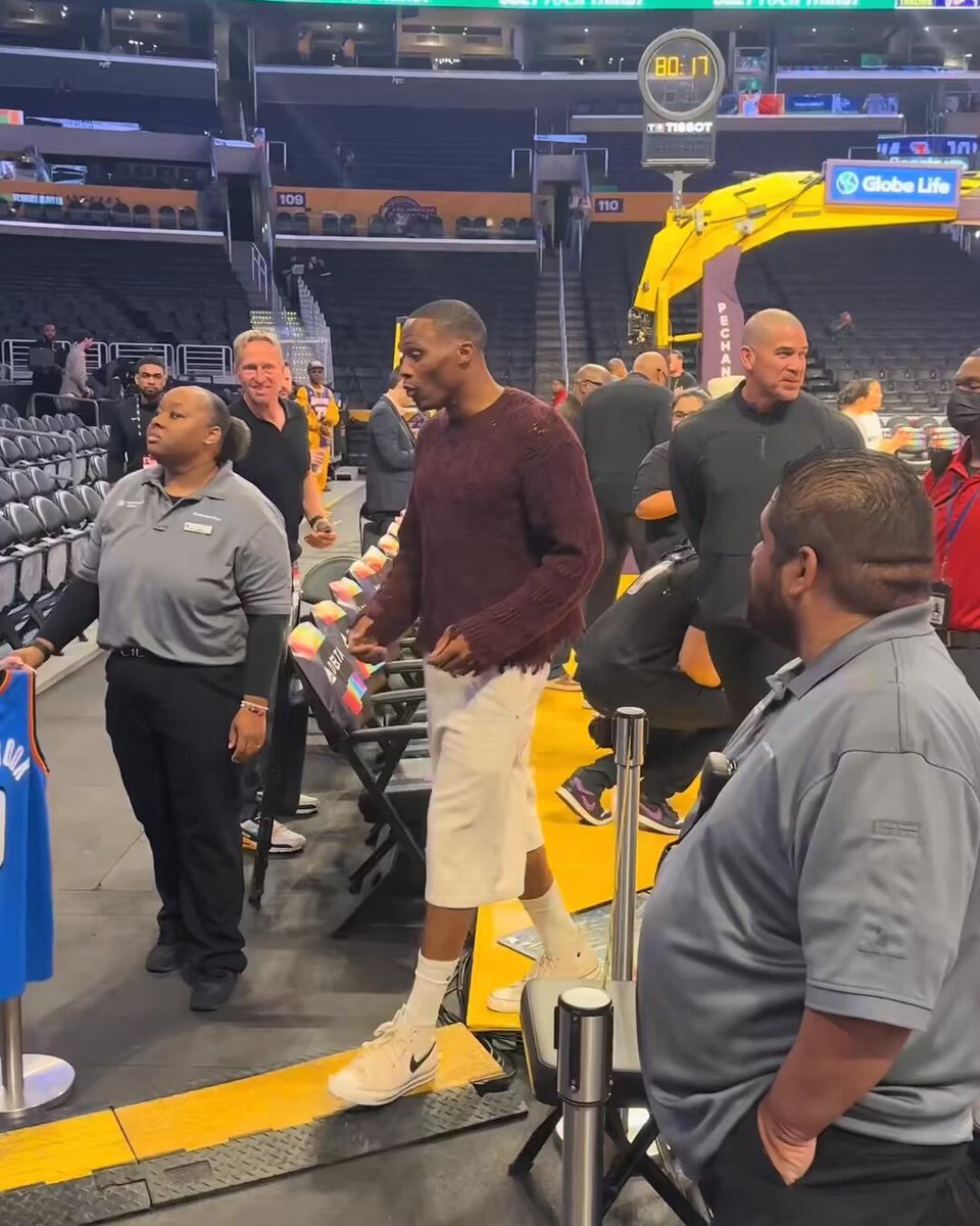 Russ signed every jersey except the Lakers one 🥴

(Via davidzamoraly/TT) 