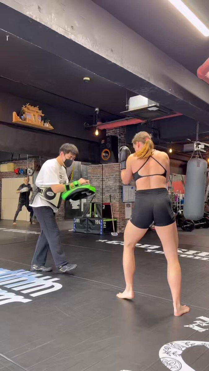 マッスルおりんりん🗣🇯🇵🇺🇸🇰🇷メンヘラからIFBB PROになった女