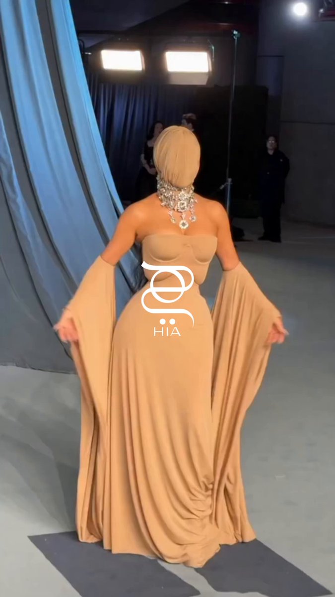 للمرة الثانية في تاريخ إطلالاتها على السجادة الحمراء كيم كارداشيان تخفي وجهها في حفل Academy Museum Gala بإطلالة من Maison Margiela. شاركينا في التعليقات في أي حفل أخفت وجهها للمرة الأولى؟ 