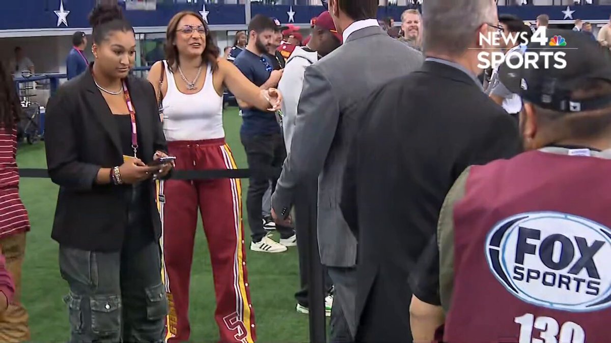 𝗧𝗥𝗘𝗡𝗗𝗜𝗡𝗚: Tom Brady was seen chatting up Jayden Daniels' mom Regina, yet again before today's game...👀

Tom and Regina are extremely close.
