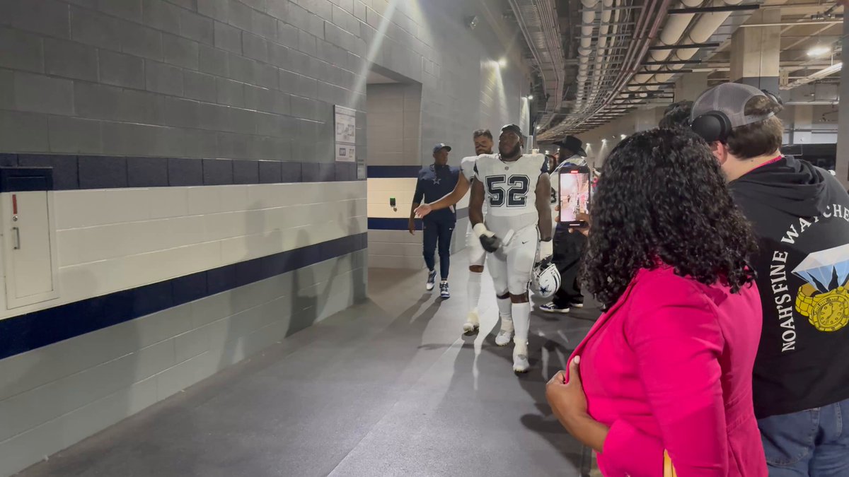 Dez Bryant greeting the entire team on their way back to the locker room 