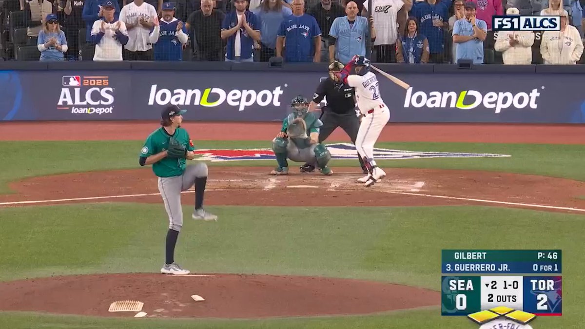Eugenio Suárez makes a diving stop to get the @Mariners out of the jam 😤 