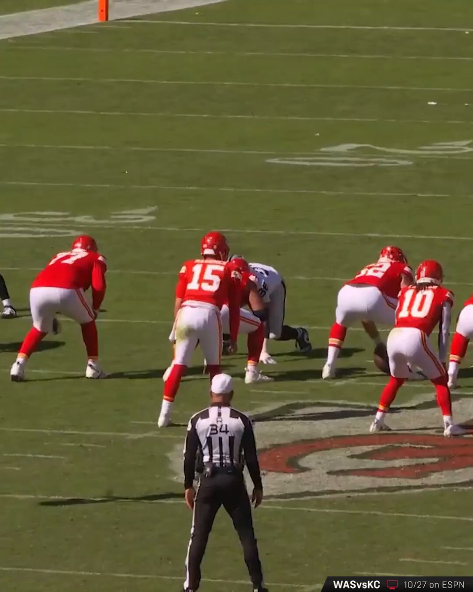 Another week of Mahomes magic with this no-look play 🪄 