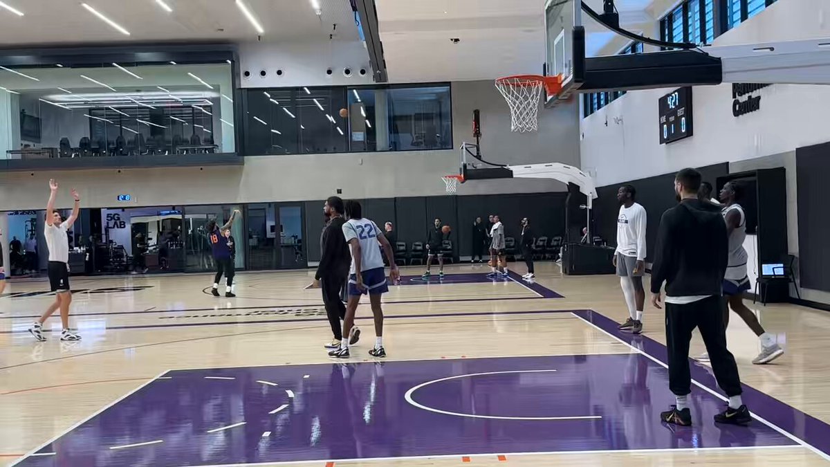Got to see some 1s after practice! The centers (along with Fleming for a few) going at it. Some good reps here for Nick Richards. 