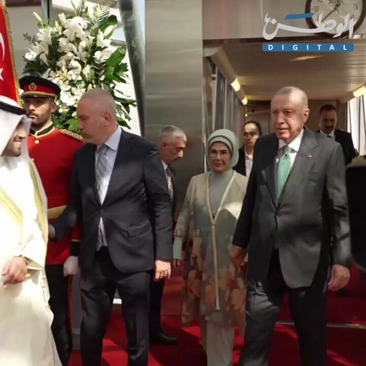 سمو الأمير يستقبل الرئيس التركي لدى وصوله البلاد 