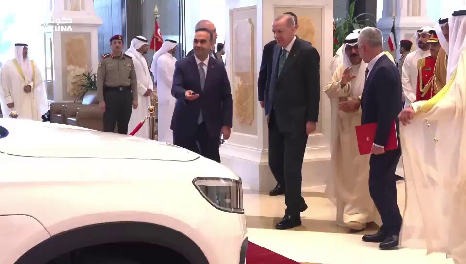 سمو الأمير يتلقى هدية من الرئيس التركي عبارة عن سيارة كهربائية من نوع توغ من الصناعات الوطنية التركية - سموه أعرب عن خالص شكره وتقديره لهذه اللفتة الكريمة الطيبة متمنيًا لجمهورية تركيا وشعبها كل التقدم والازدهار 