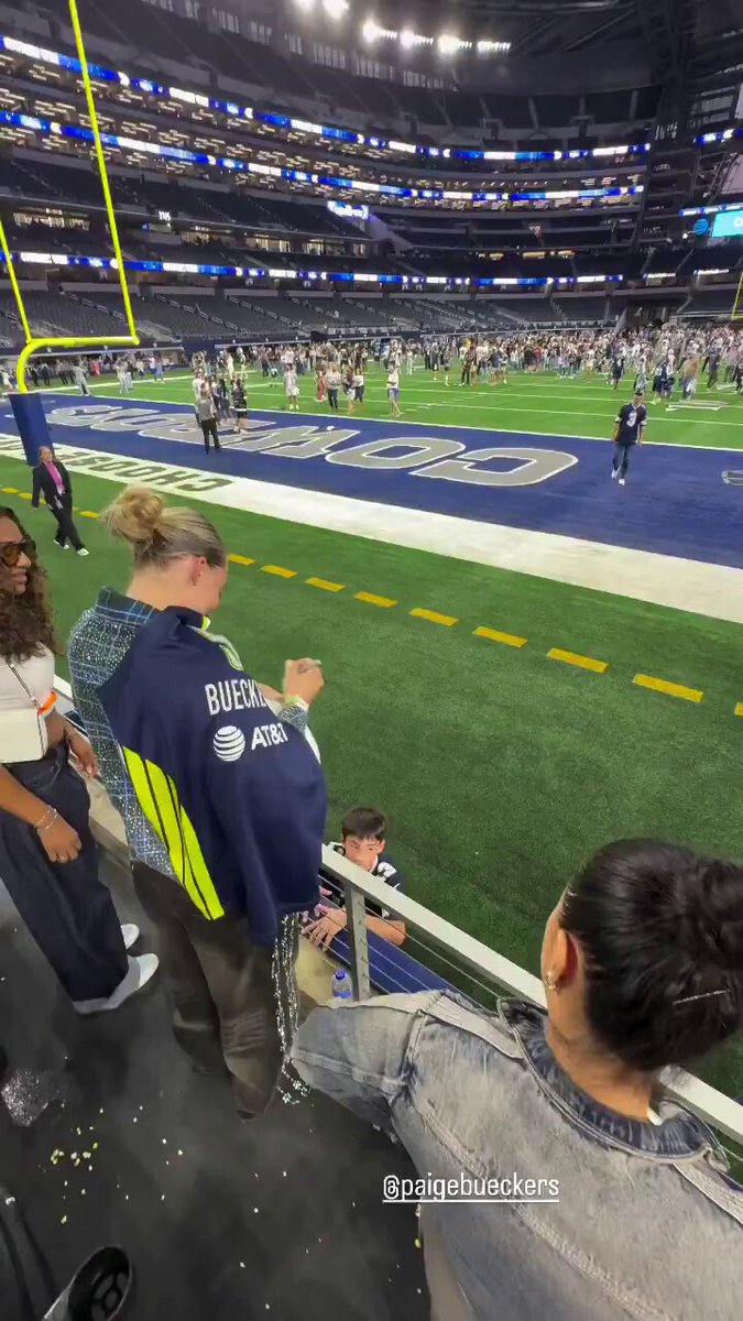 𝗧𝗥𝗘𝗡𝗗𝗜𝗡𝗚: Paige Bueckers throwing a perfect pass with a football at this past week's Cowboys game.

Bueckers has a better arm than some NFL quarterbacks.

The Dolphins need a new QB...👀 