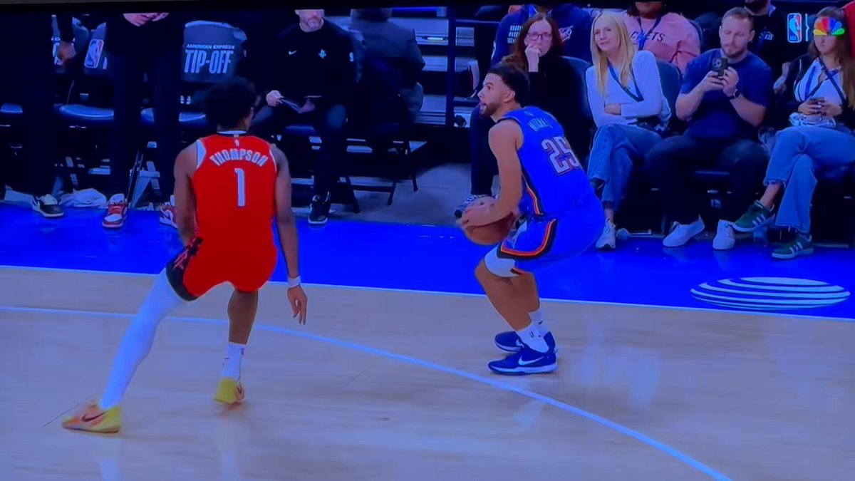 Great example of the new adjustment to the High 5 rule as Okogie uses a secondary swipe at the shooter's arm that merits a foul. There were times in the past where the rule allowed too much contact while contesting in the air. Not anymore. 