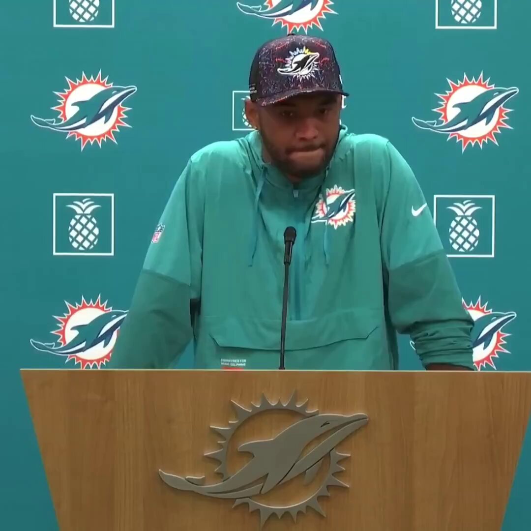 Yikes: Dolphins star QB Tua Tagovailoa says he didn't target WR1 Jaylen Waddle against the Browns because he had trouble seeing him.

“Some of it has to do with being able to see guys...and I’m not the tallest guy… you don’t want to just throw it blindly.”

😵‍💫😵‍💫😵‍💫 