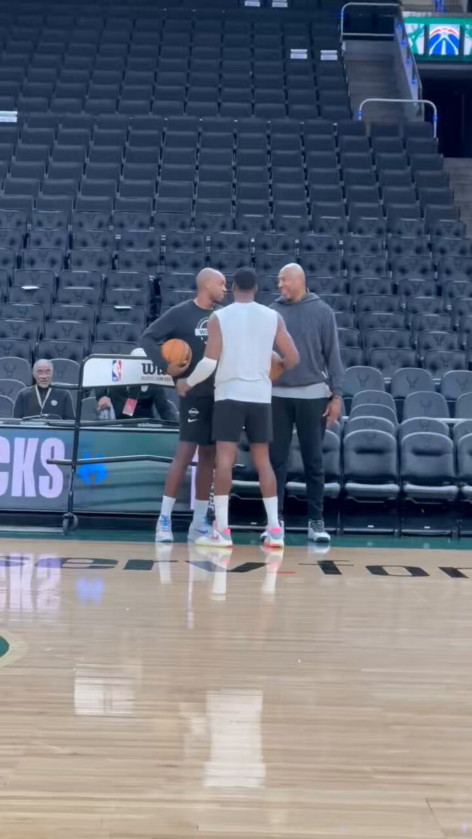 Khris Middleton catching up with Thanasis Antetokounmpo and Vin Baker pregame in Milwaukee. 