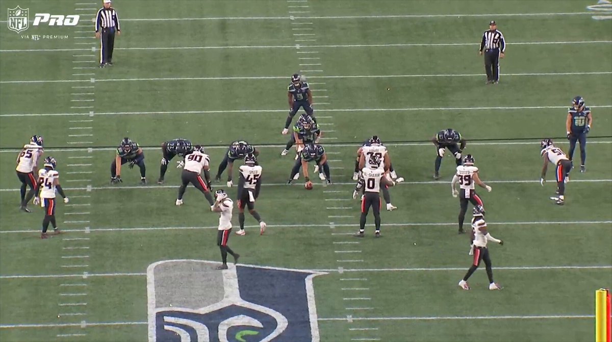 Ken Walker III's best run of the day -- and the only one that produced a 1st down -- was this 16-yard carry in the 4Q. Seattle committed to running btwn the tackles in this game but fact K9 didn't get a 1st until his 16th attempt tells you it's still a work in progress.