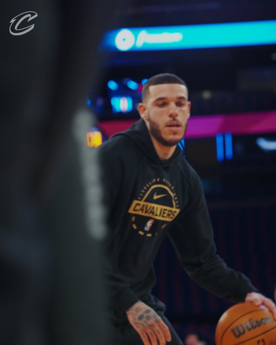 Lonzo Ball in Wine & Gold. 7PM. #LetEmKnow 