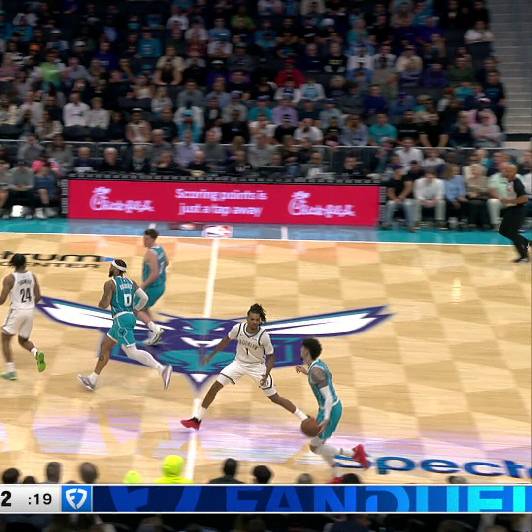LAMELO BALL UP.
BRANDON MILLER DOWN.
This @hornets lob connection is 🔥🔥🔥
