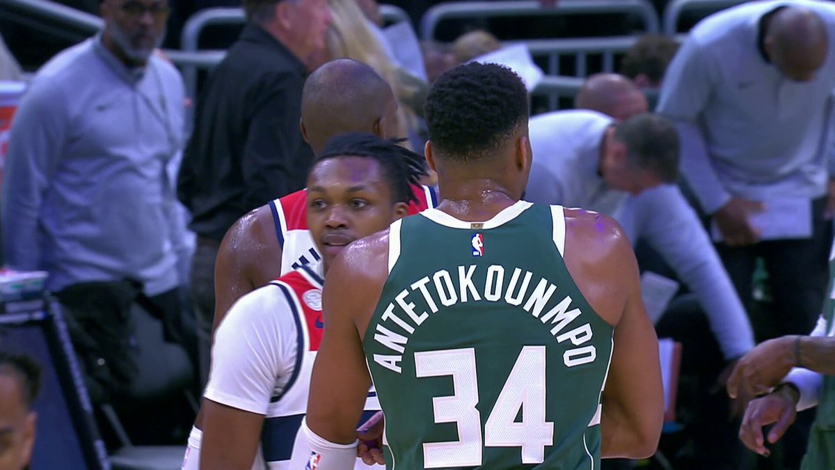 Different threads... same bond!

Former teammates Giannis & Khris Middleton share a moment during Wizards-Bucks 🙌 