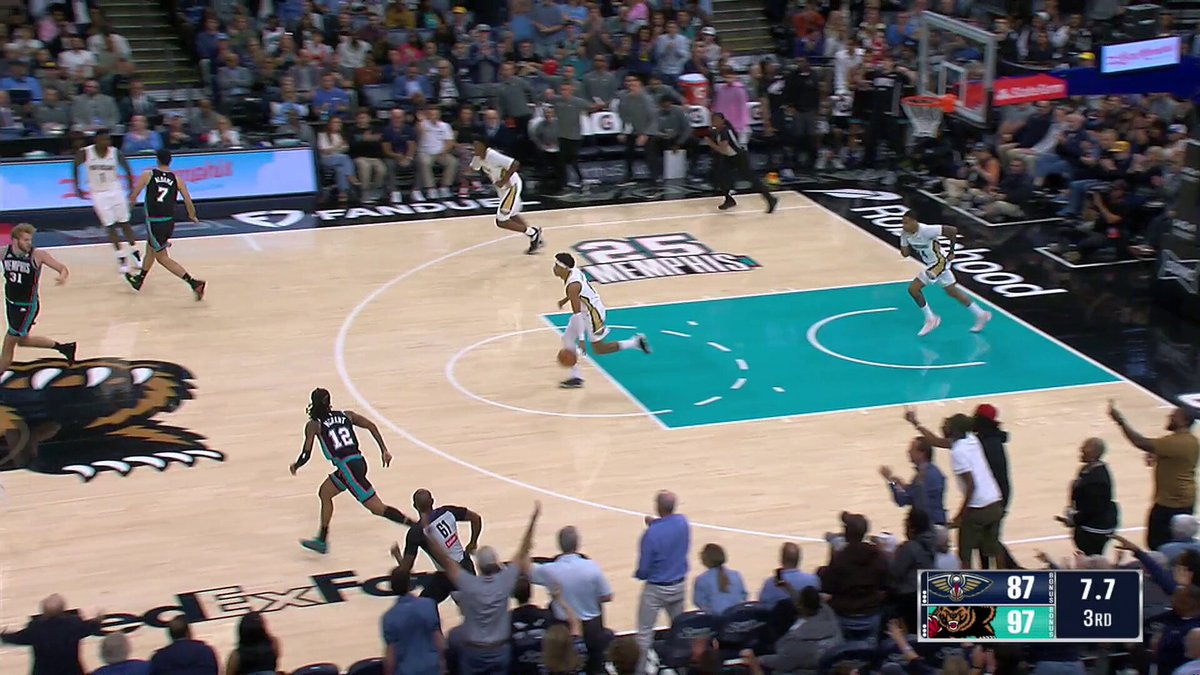Jeremiah Fears sidesteps his way to beat the 3rd Quarter buzzer 👀

