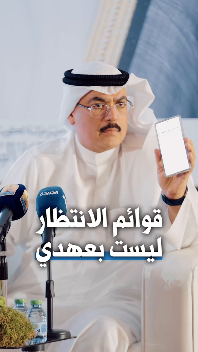 وزير التربية: أنا آسف.. دخلوكم في متاهة ودخلوا الوزارة في متاهة. أنا عايش بصندوق مسكر وأفتح شوي الدريشة أخذ اللي أبيه أنجحه وأرجع أسكر الصندوق.. وأخلي الباجي كلهم بره 
