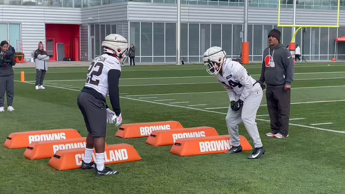 Browns RBs Jerome Ford, Dylan Sampson go head-to-head. 