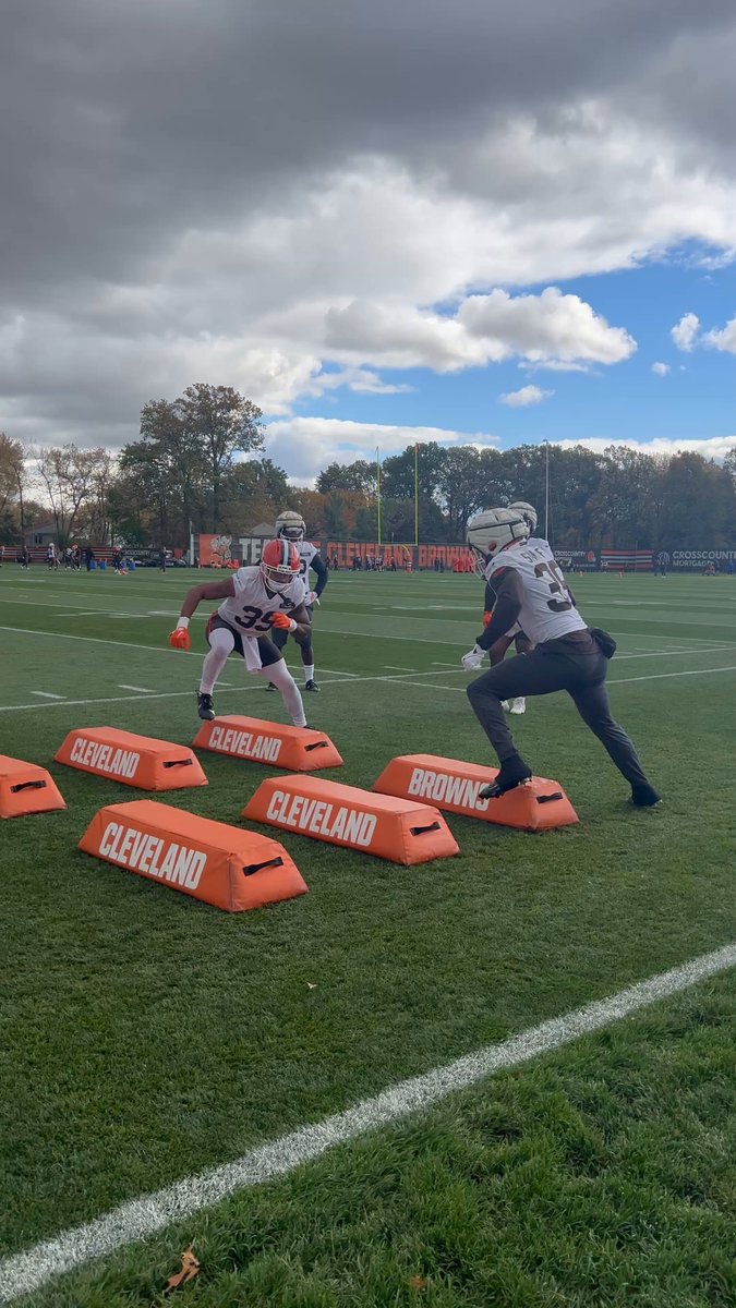 #Browns Jerome Ford beats out the other backs in this contest. Duce Staley keeping it fun: 
