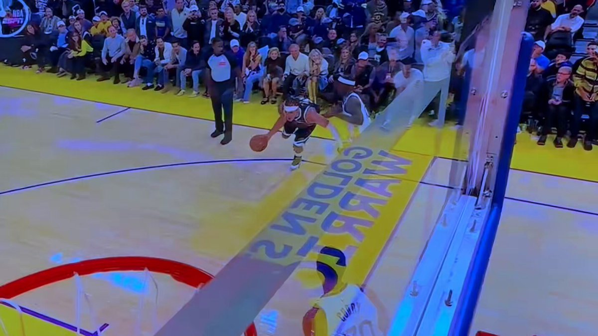 Aaron Gordon demonstrates beautifully that the legal 2 steps after the gather can be as long, as high, and take as much time as he likes in order to get the shot off 👌 